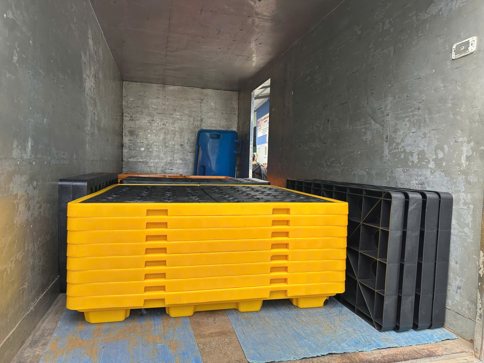 Pallet chống tràn